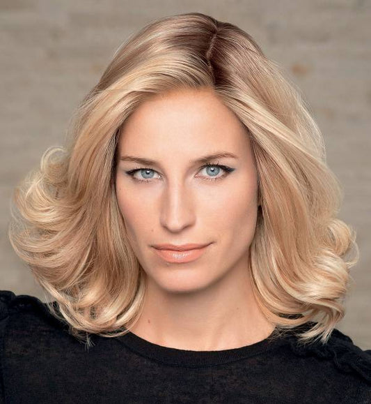 Perruque femme Luxery Lace H, mi-longue et ondulée, chic et féminine, idéale pour masquer pelade et alopécie.