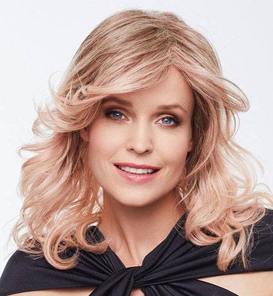 Perruque femme Magic Festival, longue et ondulée avec frange, élégante et fluide, idéale pour couvrir l’alopécie avec style.