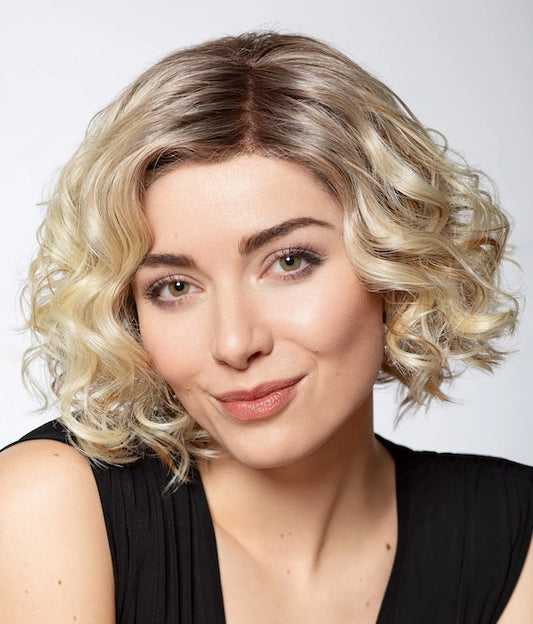 Perruque femme Magic Whisper Gisela Mayer, mi-longue bouclée, fibre synthétique 160°C. Volume naturel, idéale alopécie.