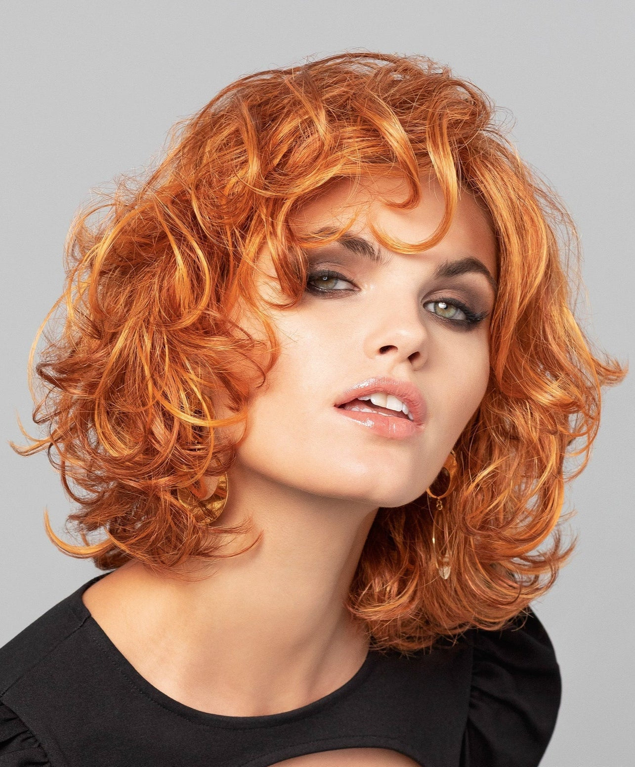 Perruque femme Modern Curl, ondulée et féminine, idéale pour atténuer les effets de la pelade tout en restant élégante.
