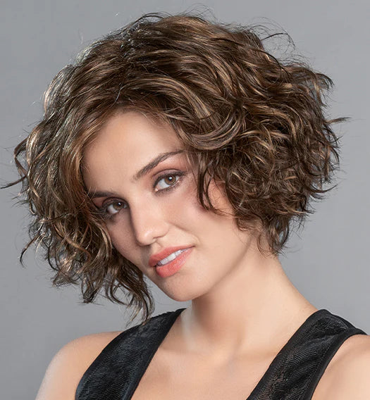 Movie Star d’Ellen Wille dissimule subtilement la perte de cheveux due à pelade ou alopécie, pour un carré glamour et naturel.