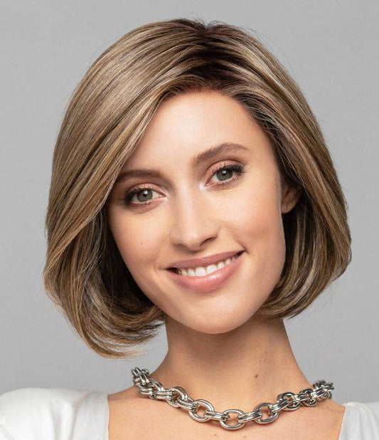 Perruque femme Nature Call Mono Lace, mi-longue et douce, idéale pour masquer la pelade avec naturel et élégance.