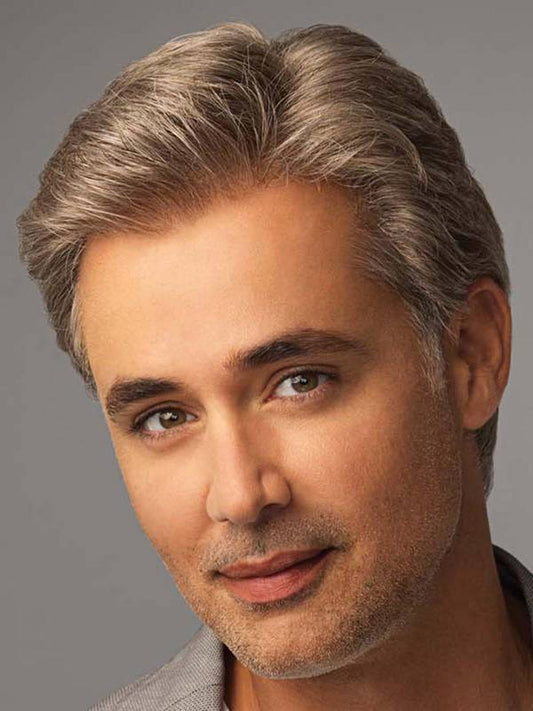 Perruque Office Cut Mono Lace Men Line Gisela Mayer : coupe élégante avec mèche stylée et bordure frontale invisible pour un look naturel.