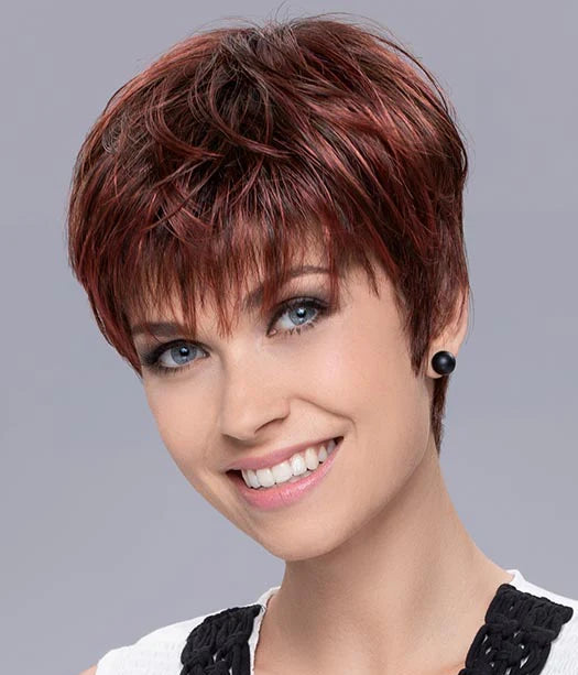 La perruque Pixie d’Ellen Wille, courte et élégante, offre confort et légèreté, tout en camouflant parfaitement l’alopécie ou la perte de cheveux.