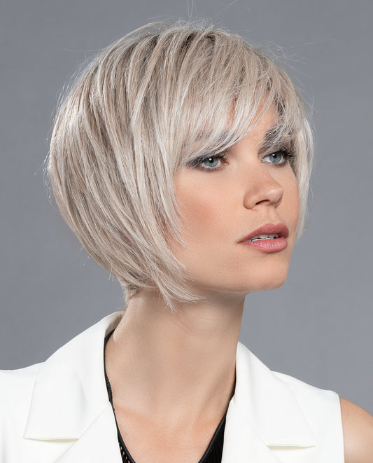 Perruque femme courte, style et confort. Bordure invisible, texture soyeuse, idéale pour alopécie ou pelade.