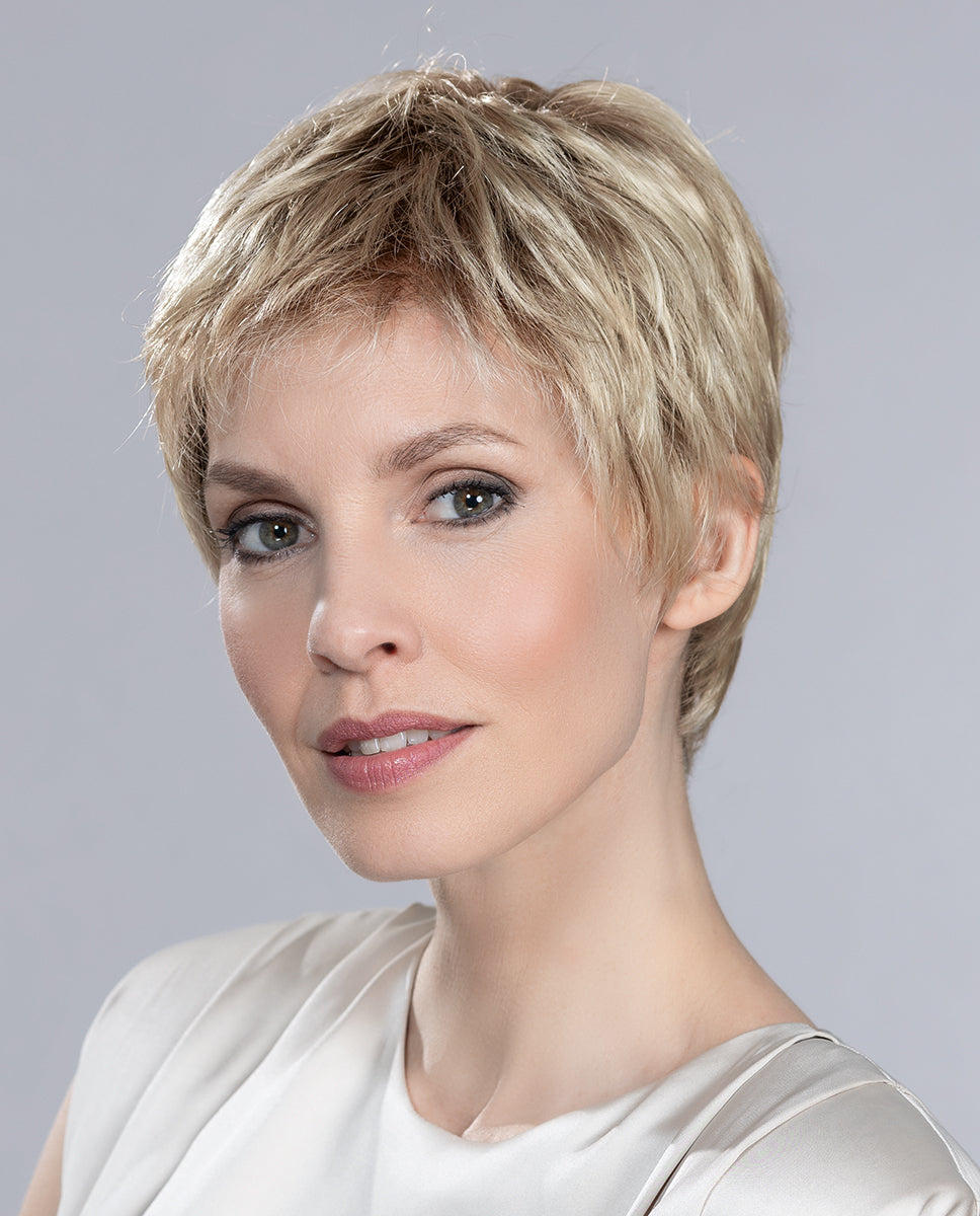 Perruque femme Risk Comfort d’Ellen Wille, coupe ultra courte, dynamique et moderne. Adaptée aux femmes avec pelade ou alopécie. Style sportif, facile à porter et entretenir pour un coiffage rapide chaque matin.
