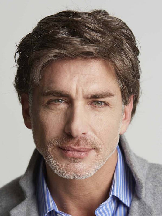 Le modèle Roger Mono Lace Men Line Gisela Mayer : coupe dégradée naturelle avec Lace Front invisible, idéale pour camoufler alopécie ou calvitie.