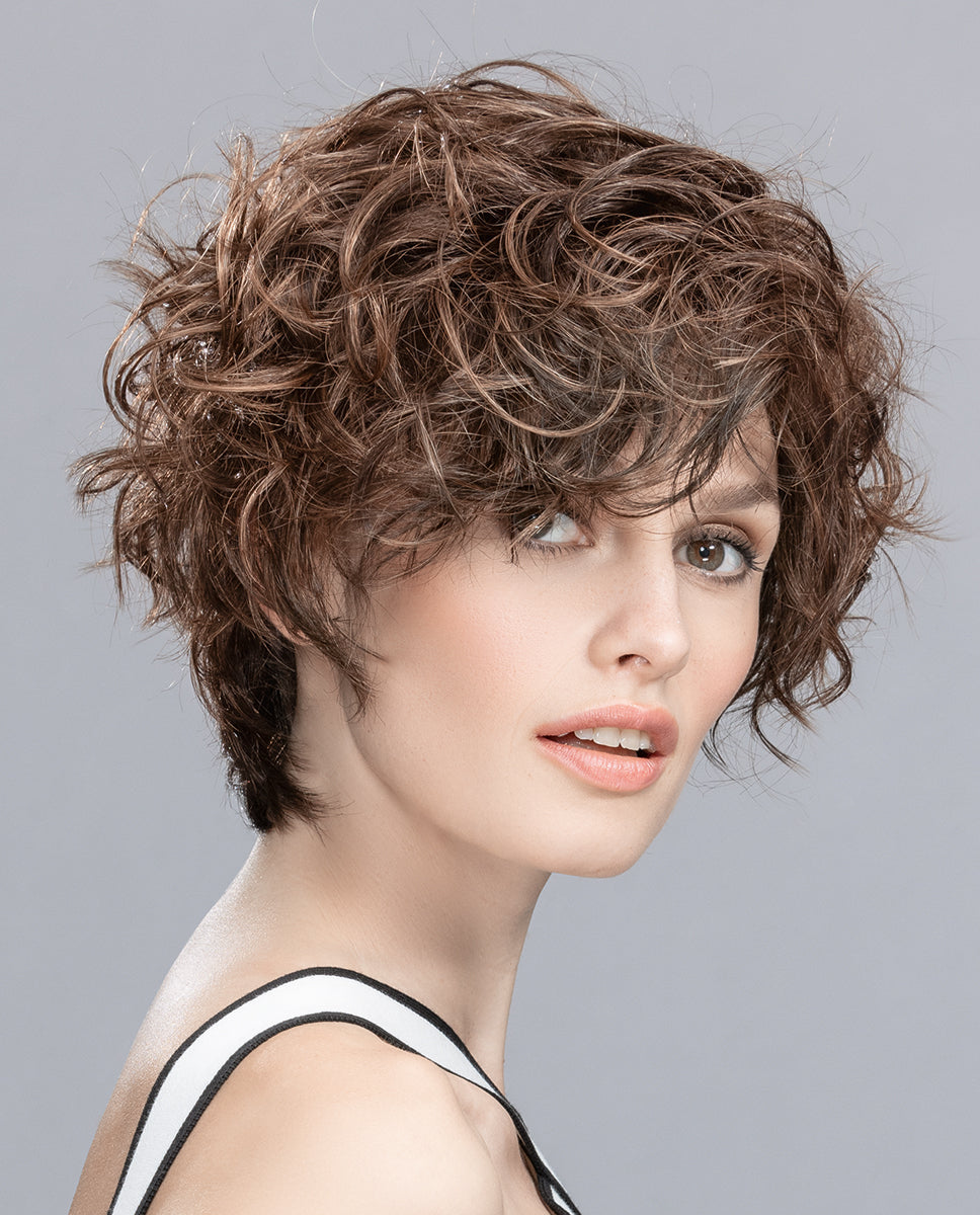 Perruque femme Show d’Ellen Wille, coupe courte avec volume et ondulations. Adaptée aux femmes avec pelade ou alopécie. Style élégant et naturel, coiffure unique et ultra stylée au quotidien.
