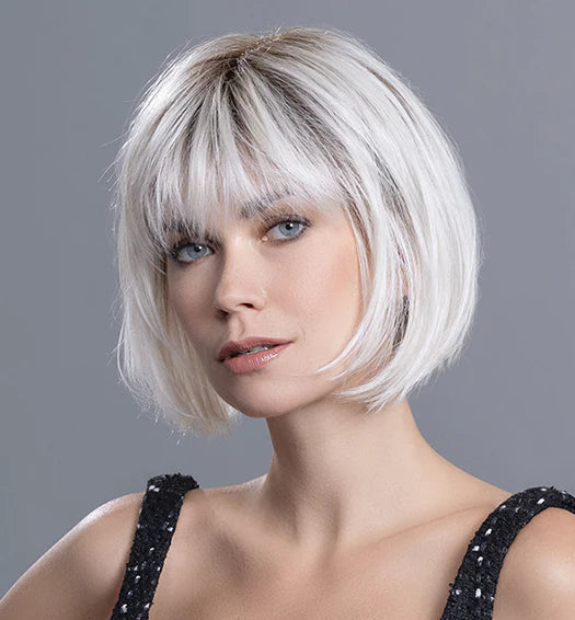 Sing Mono Part d’Ellen Wille est un carré court chic, idéal pour camoufler pelade ou alopécie tout en offrant un style élégant.