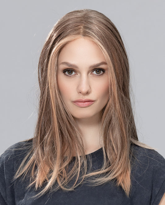Perruque femme Sleek Mono Part d’Ellen Wille, cheveux longs jusqu’aux épaules. Adaptée aux femmes avec pelade ou alopécie. Dégradé léger pour look naturel et style féminin, coiffure polyvalente au quotidien.