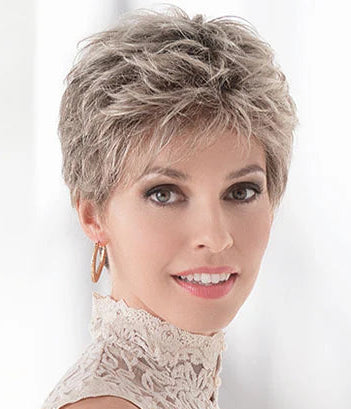 Spa d’Ellen Wille, pixie léger et chic, bordure en dentelle naturelle, parfait pour pelade et alopécie, style facile et élégant.