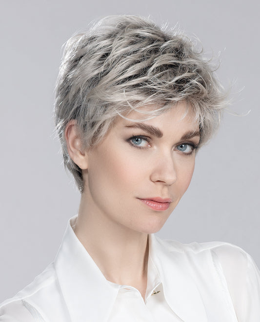 Perruque femme Spring Hi d’Hair Power, coupe courte moderne et légère. Adaptée aux femmes avec pelade ou alopécie. Style audacieux et confortable, parfaite pour un look simple et branché au quotidien.