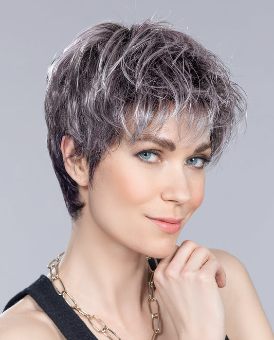 Perruque femme Stop Hi Tec d’Ellen Wille, coupe courte effilée et pleine de vitalité. Adaptée aux femmes avec pelade ou alopécie. Volume naturel à l’arrière pour un look jeune, moderne et facile à coiffer.