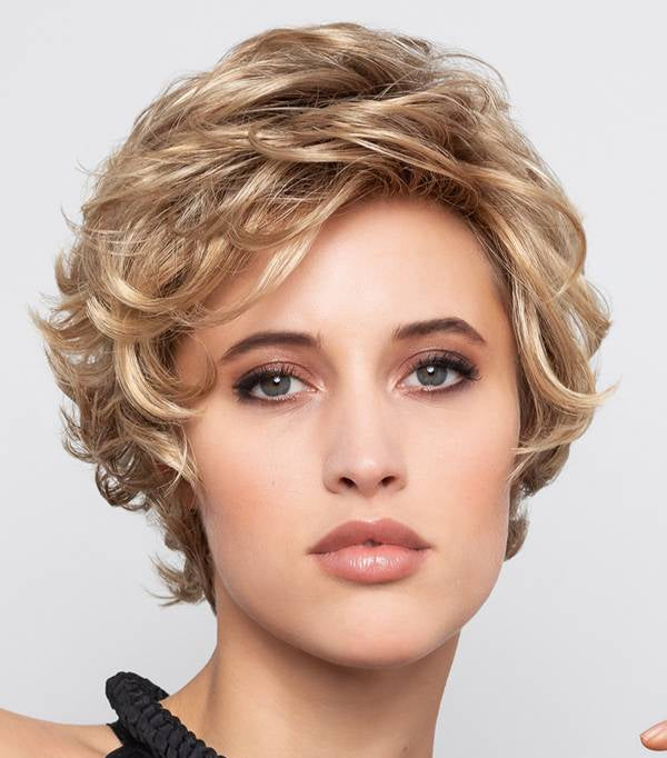 Perruque femme Sun Chic, courte et bouclée, idéale pour masquer la pelade et l’alopécie avec élégance et naturel.