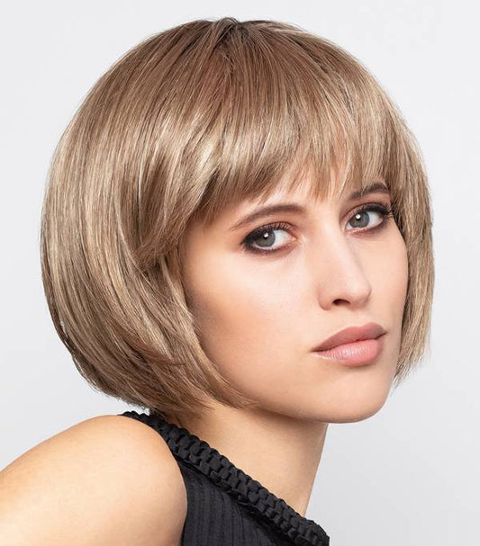 Perruque femme Sun Grace, carré plongeant élégant, chic et moderne, idéale pour dissimuler la pelade et l’alopécie.