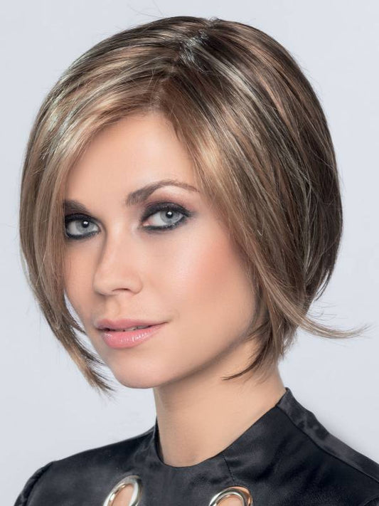 La perruque Sunset allie modernité et élégance, tout en dissimulant efficacement la perte de cheveux due à pelade ou chimiothérapie.