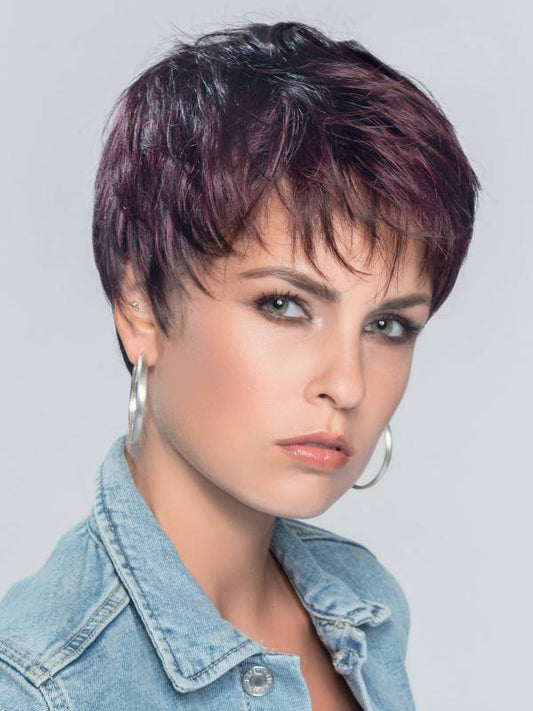 Tool d’Ellen Wille offre une coupe courte audacieuse, idéale pour masquer la perte de cheveux due à pelade ou chimiothérapie, tout en restant stylée.