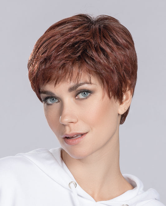 Perruque femme Yoko d’Hair Power, coupe courte classique et polyvalente. Adaptée aux femmes avec pelade ou alopécie. Facile à coiffer, style chic et naturel pour toutes occasions.