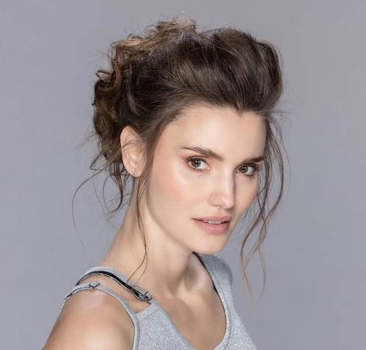 Accessoire Sherry Ellen Wille, ajout de volume et boucles, facile à fixer avec clips intégrés, look chic et sophistiqué instantané.