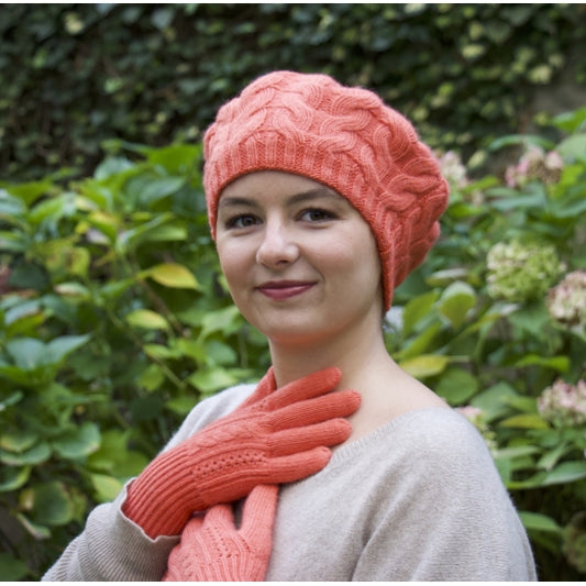 Sublimez votre look avec cet ensemble béret et gants MM Paris, chic et moderne, parfait pour dissimuler une alopécie ou une perte de cheveux après chimiothérapie.