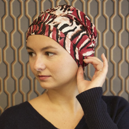 Le bonnet Bahama Headwear, féminin et pratique, s’enfile facilement et protège le cuir chevelu après une perte de cheveux ou alopécie.