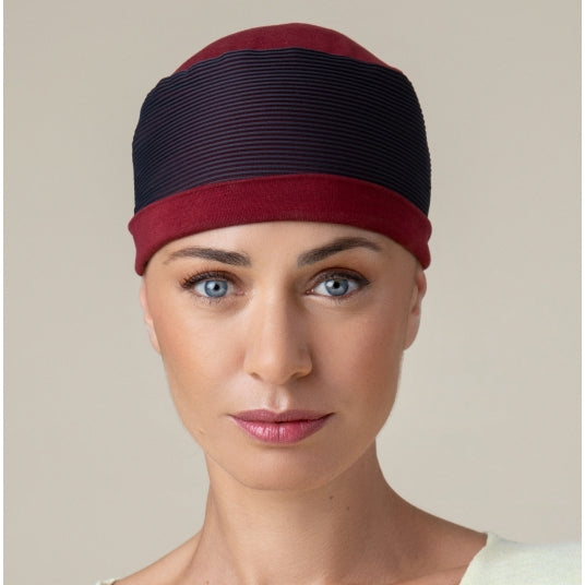 Le bonnet Exelman de NJ Création, chic et moderne, couvre la perte de cheveux due à une chimio ou pelade tout en assurant confort et maintien.