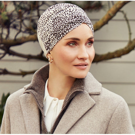 Le bonnet Bambou Douceur Plumetis allie style et confort, parfait pour pelade ou chute de cheveux après chimio, pour un look élégant.