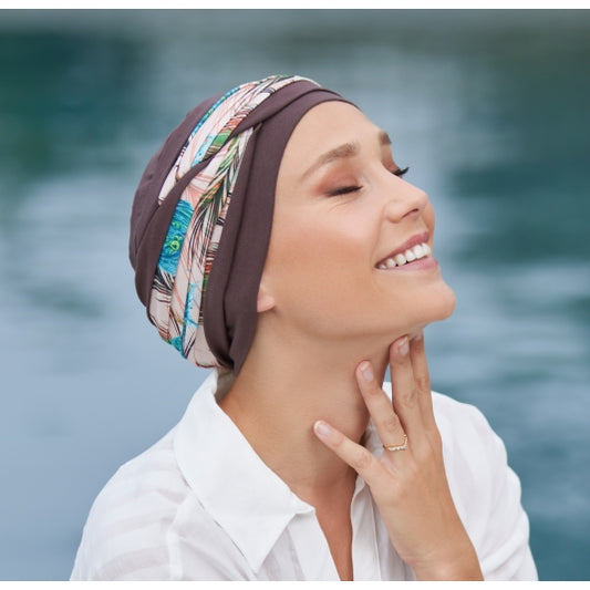 Le bonnet préformé Bastille de NJ Création, chic et pratique, masque efficacement la perte de cheveux due à une chimio ou pelade.