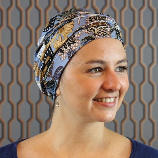Le bonnet Malou de Mayer Headwear, chic et féminin, protège et couvre parfaitement la tête après une chimio ou en cas d’alopécie.