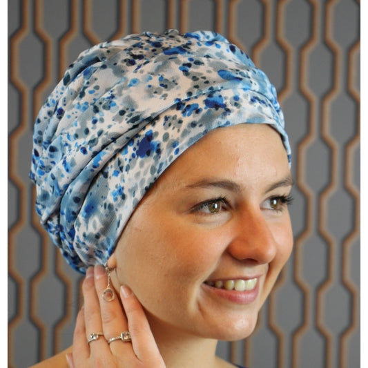 Le bonnet Paola, alternative pratique à la perruque, vous accompagne pendant votre traitement chimio. Élégant et féminin, il se décline en motifs printaniers.