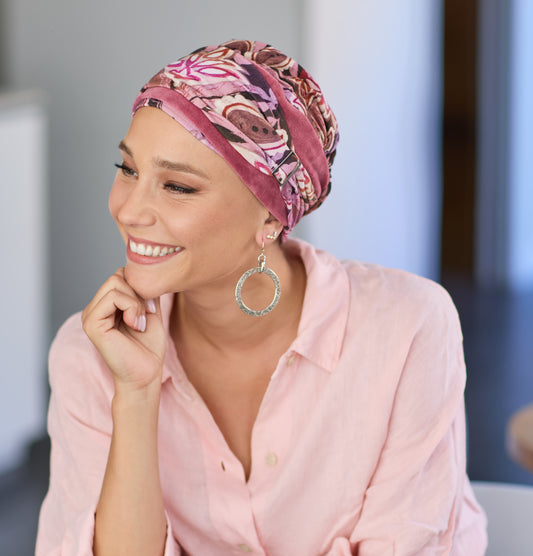 Bonnet chimio élégant avec boucle ajustable et matière douce, idéal pour rester au chaud durant l’hiver.