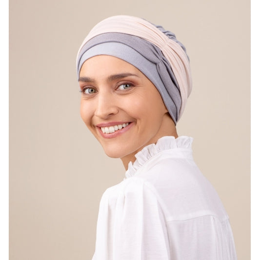 Le bonnet Madeleine de NJ Création allie élégance et confort pour pelade et perte de cheveux après chimio.