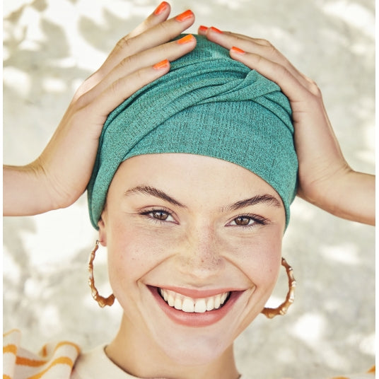 Ce bonnet Viva Headwear en coton/polyester vert émeraude offre confort, style et protection, idéal pour masquer une pelade au quotidien.