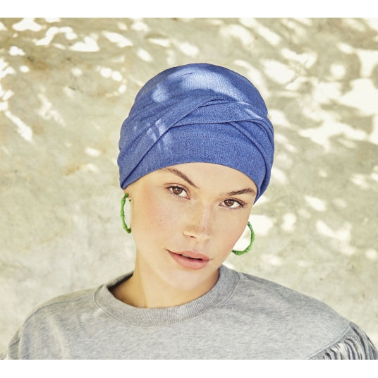 Ce bonnet Viva Headwear bleu saphir allie confort et élégance, parfait pour dissimuler une pelade tout en protégeant le cuir chevelu.