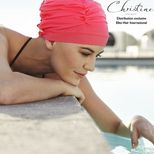 Le bonnet de bain Swim Cap Christine® allie élégance et confort, protégeant le cuir chevelu sensible après chimio ou pelade.