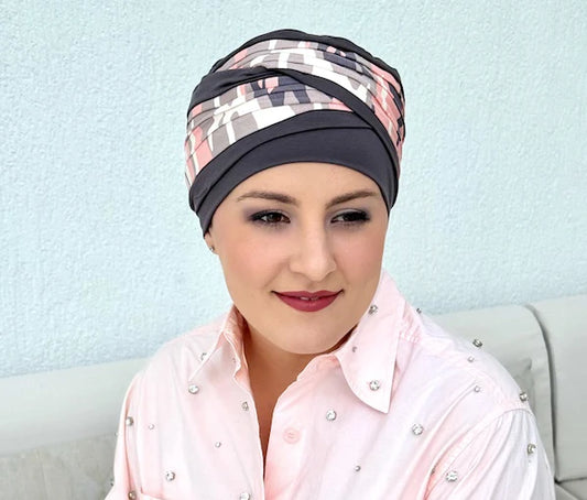 Bonnet femme chimio Doris en bambou, confortable et sans coutures. Adapté aux femmes avec pelade, alopécie ou après chimiothérapie. Drapé élégant pour volume, maintien et chaleur pendant la mi-saison.