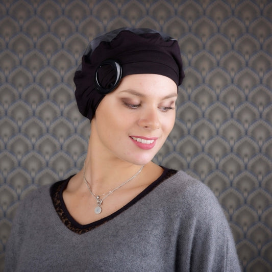 Ce turban femme en bambou et jean s’enfile facilement et cache avec élégance la pelade ou la perte de cheveux après cancer.