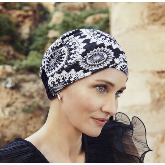 Bonnet Mandala noir, chic et confortable, idéal pour masquer pelade ou perte de cheveux après chimio.
