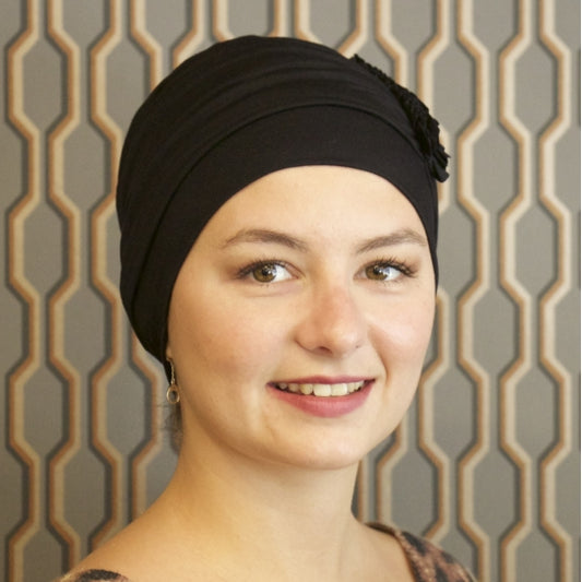 Le bonnet Gisela Mayer en fibres de bambou offre douceur et confort, idéal pour protéger le cuir chevelu après une perte de cheveux ou pelade.