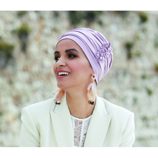 Coup de cœur Rose comme Femme, ce bonnet en bambou doux et soyeux protège le cuir chevelu après chimio ou pelade.