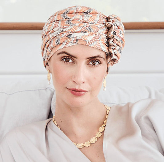 Bonnet chimio avec fleur de lotus, confortable et ajusté, parfait pour protéger le cuir chevelu après une alopécie ou une pelade.