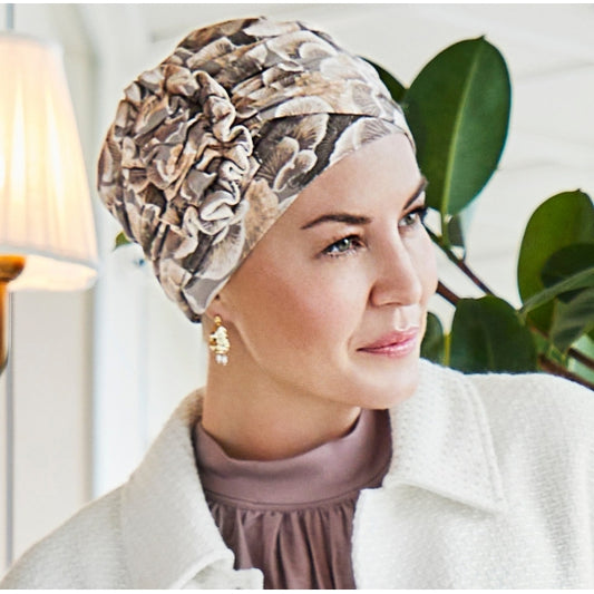 Ce bonnet en fibres de bambou Christine Headwear allie confort et douceur, parfait pour protéger un cuir chevelu sensible et mettre en valeur votre élégance.