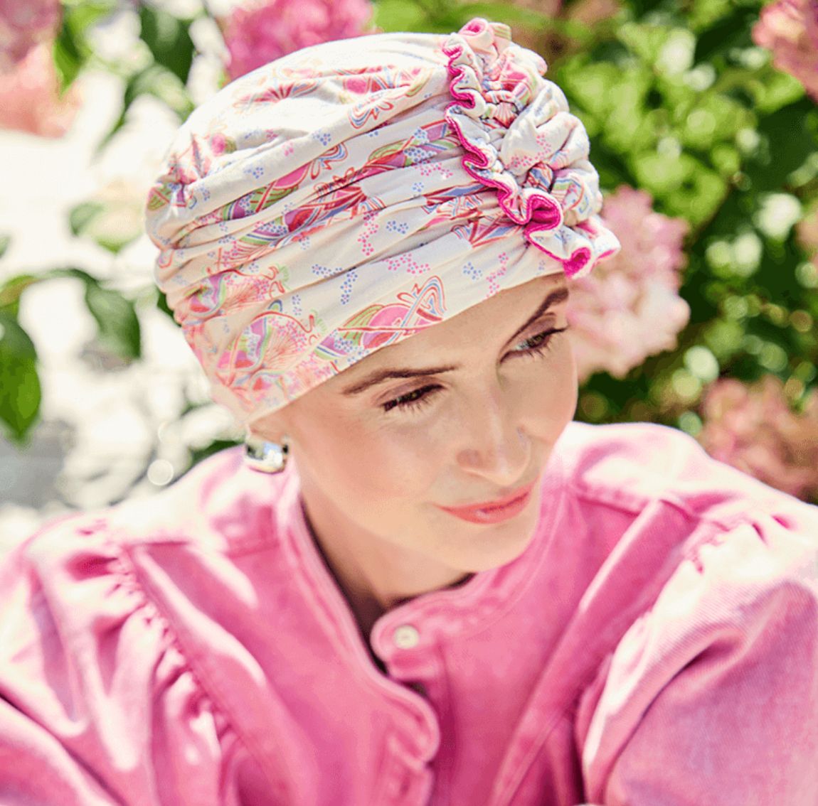 Bonnet chimio orné d'une fleur de lotus cousue sur le dessus. La collection Bambou est conçue pour rester parfaitement en place toute la journée, que ce soit pour le sport ou pour vos activités quotidiennes. Elle bénéficie de la garantie qualité Caretech® et contient 5 % d'élasthanne pour assurer une excellente tenue et un maintien optimal.