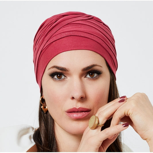 Le bonnet chimio Hinda rouge de Gisela Mayer, doux et confortable, masque perte de cheveux, alopécie ou repousse après traitement.