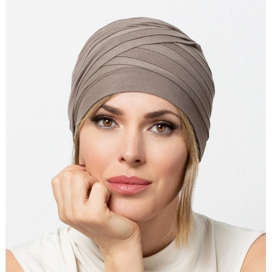 Le bonnet chimio Hinda taupe de Gisela Mayer, doux et confortable, masque perte de cheveux, alopécie ou repousse après traitement.