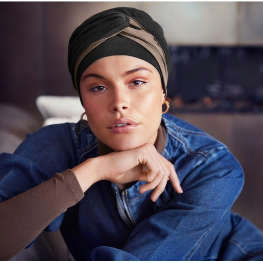 Le bonnet Viva Twin Set de Christine Headwear allie style et confort, parfait pour masquer une alopécie ou une perte de cheveux après chimiothérapie.