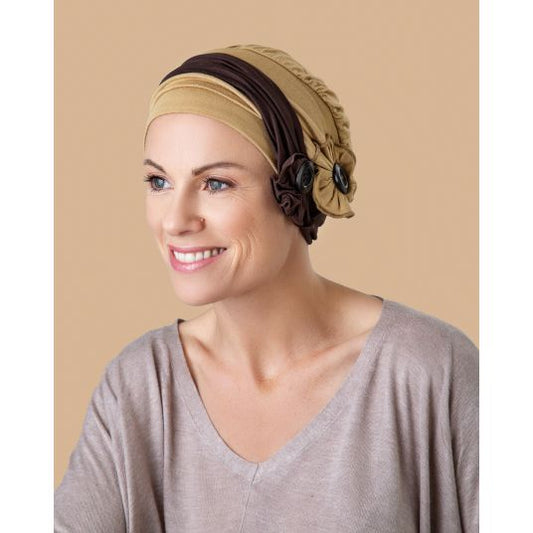 Le bonnet chimio Macaron ocre, avec ses 2 bandeaux fantaisie, protège le cuir chevelu et masque pelade ou chute après chimio.