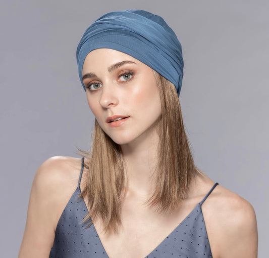 Cayenne est une couronne de cheveux mi-longue, pratique et moderne. Son bonnet en nid d’abeille 3/4 assure fraîcheur et confort, tandis que ses bandes élastiques garantissent un ajustement parfait.