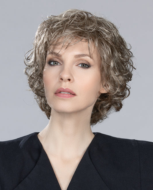 Perruque mi-longue Alexis Ellen Wille portée, vue de profil