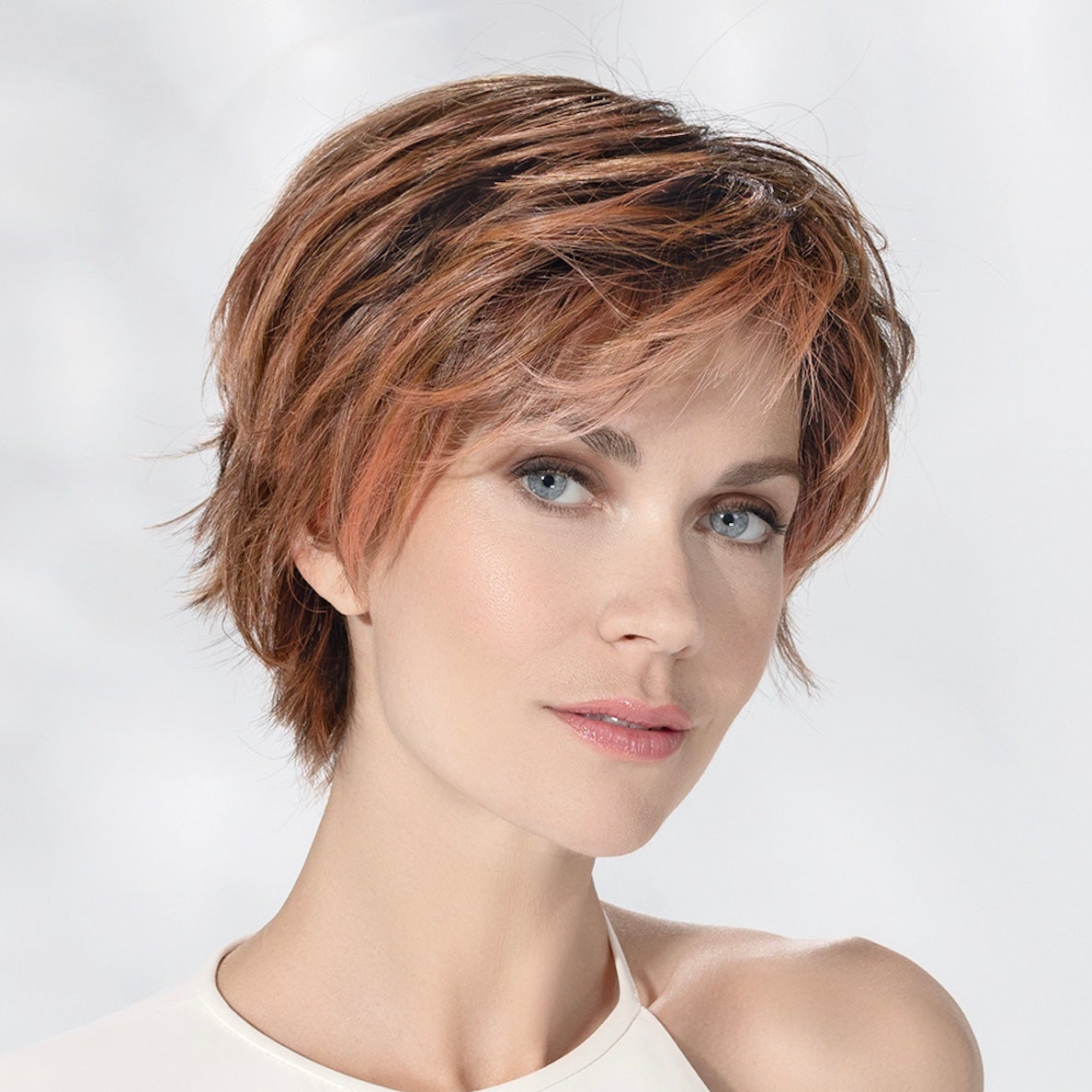 Perruque femme courte Avenue Soft Ellen Wille en fibre synthétique thermorésistante, coloris Rosewood Lighted